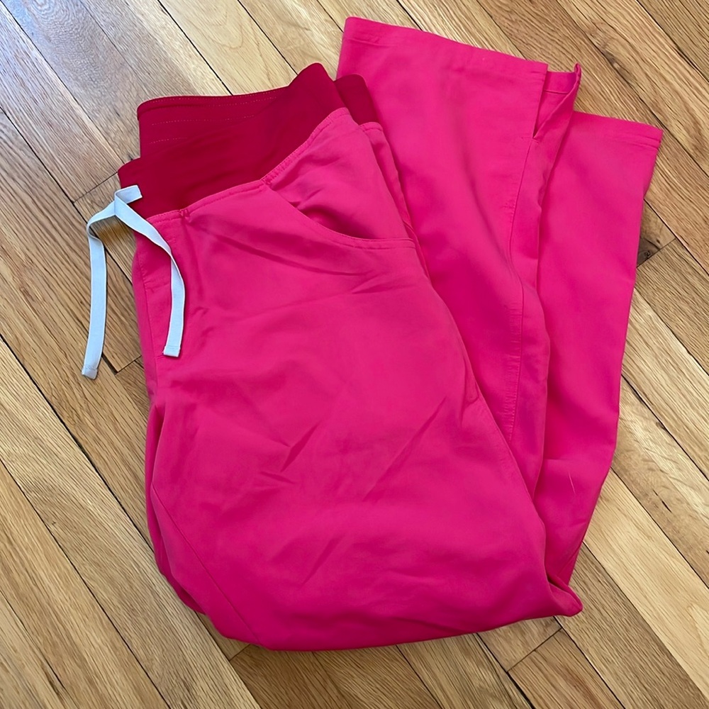 FIGS SCRUBS shocking pink, medium petite Kade Cargo style